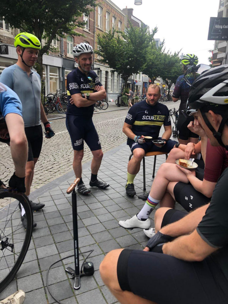 Scuderia Suedstadt Radsport in Köln Standpumpe als Begleiterin