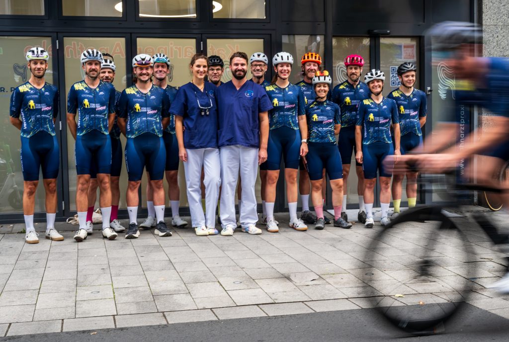 Das Team bei unserem Sponsor Dr. Peterke